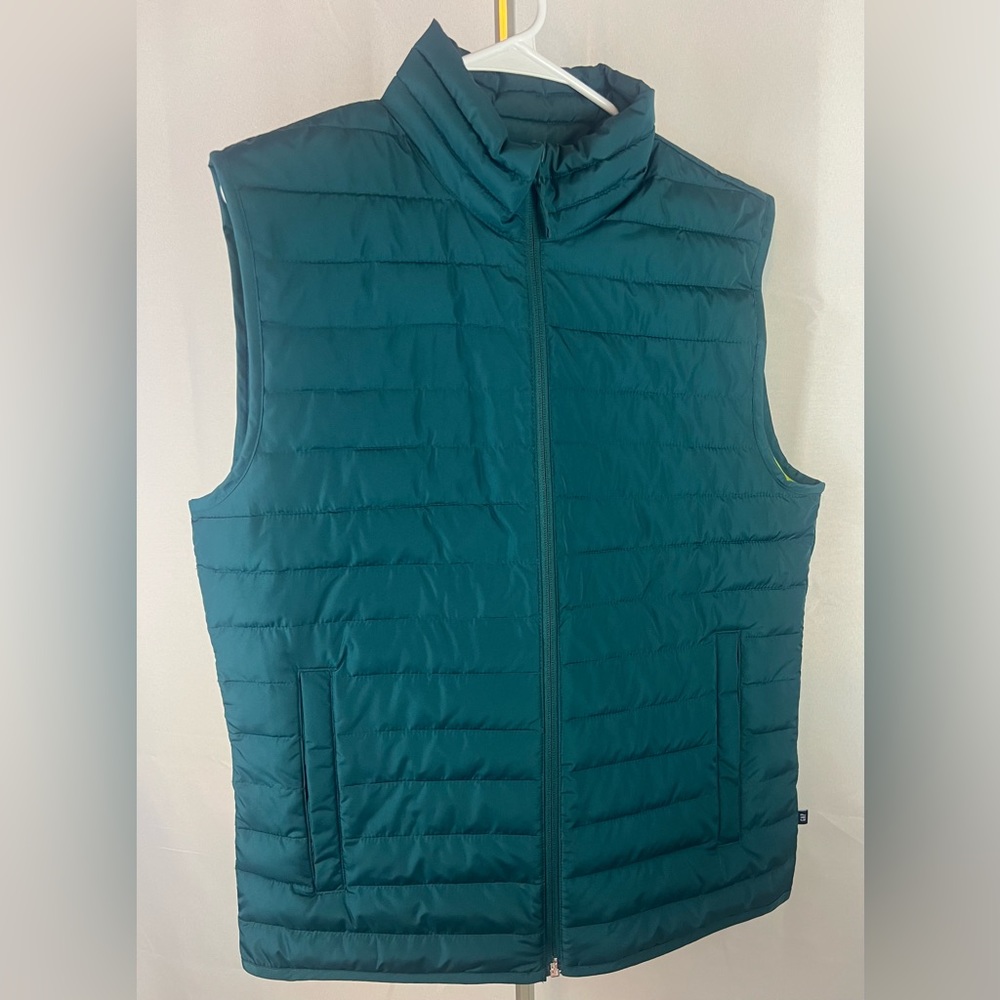 GAP Puffer Vest. Size Small. Great look and color combo. Cold control.